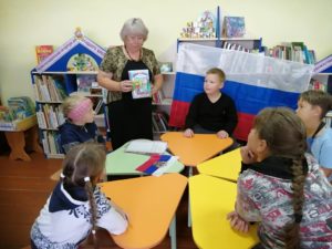 Ведущая Л. С. Голоктионова представляет ребятам книгу Павла Астахова